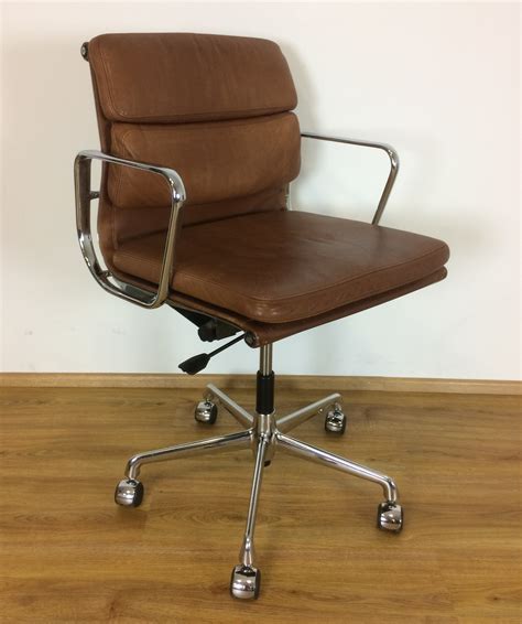 eames office chair.